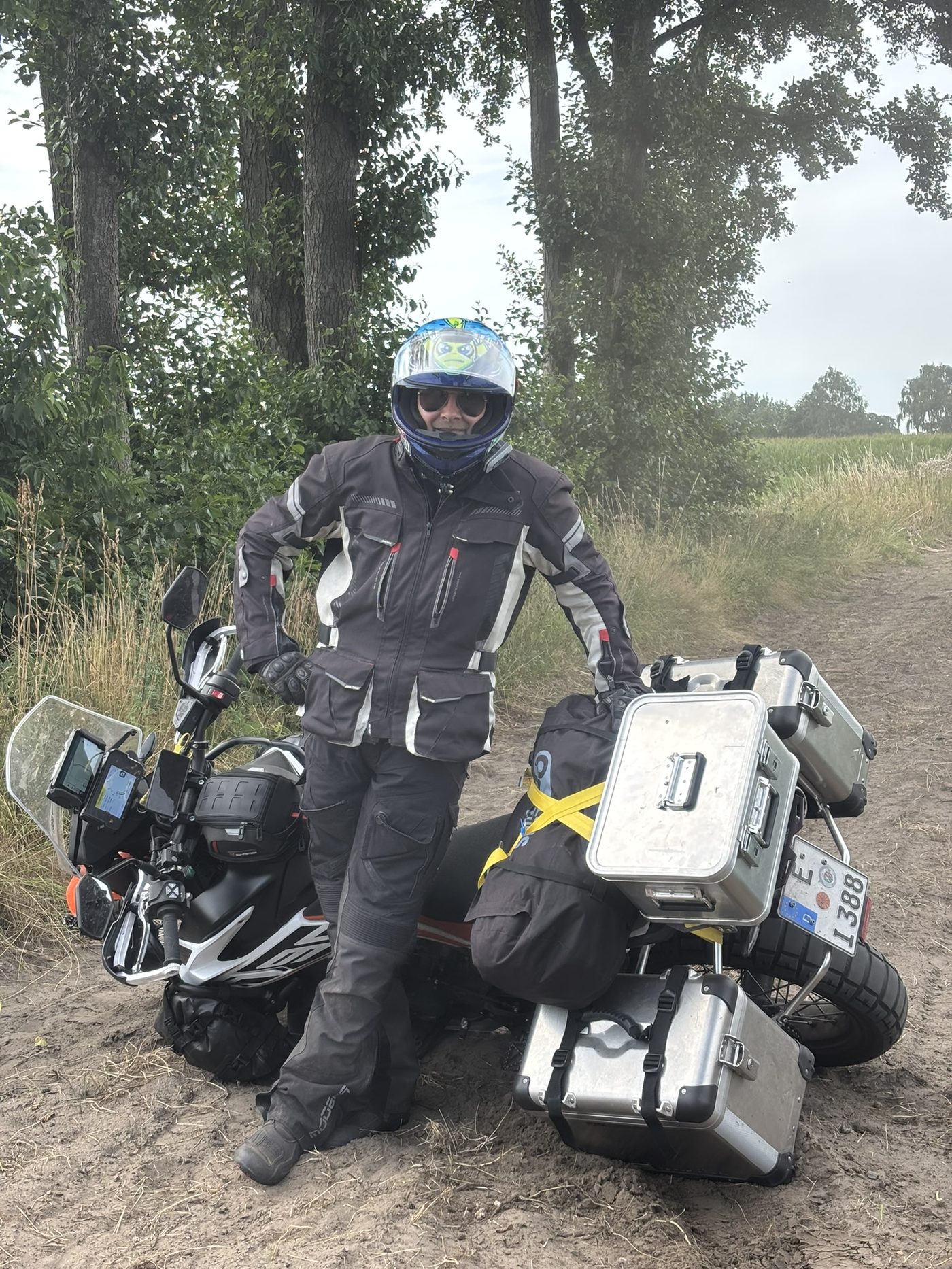 Micha mit beladenem Rieju 307 Rally oder KTM 790 Adventure